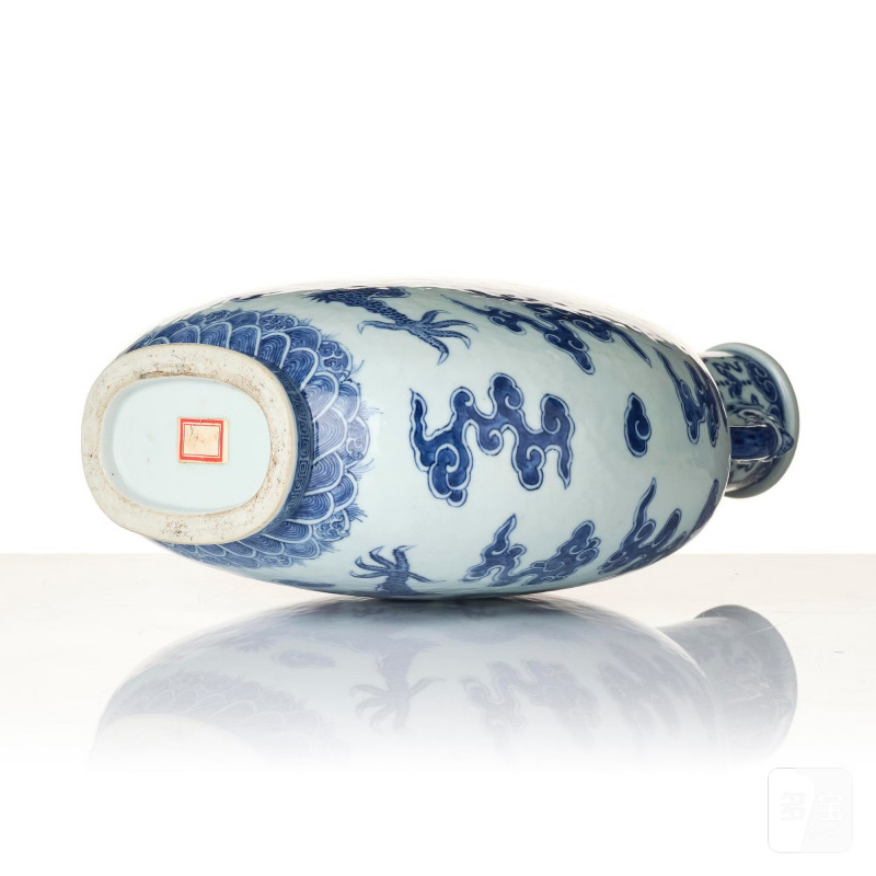 A blue and white 'dragon' moon flask, - 图8
